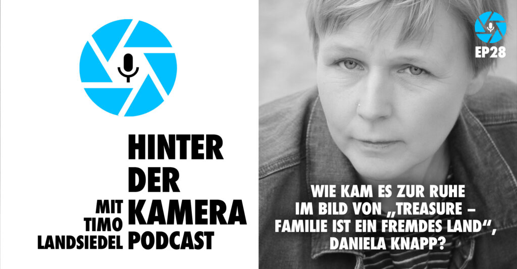 Neben dem Logo des Hinter der Kamera Podcasts, eine hellblaue, stilisierte Kamerablende mit sechs Lamellen in deren Zentrum ein Mikrofon-Piktogramm prangt, sehen wir das kontraststarke, schwarz-weiß Porträt von DoP Daniela Knapp. Darunter der Titel dieser Episode 28: Wie kam es zur Ruhe im Bild von "Treasure – Familie ist ein fremdes Land", Daniela Knapp?"
Foto: Florian Miosge