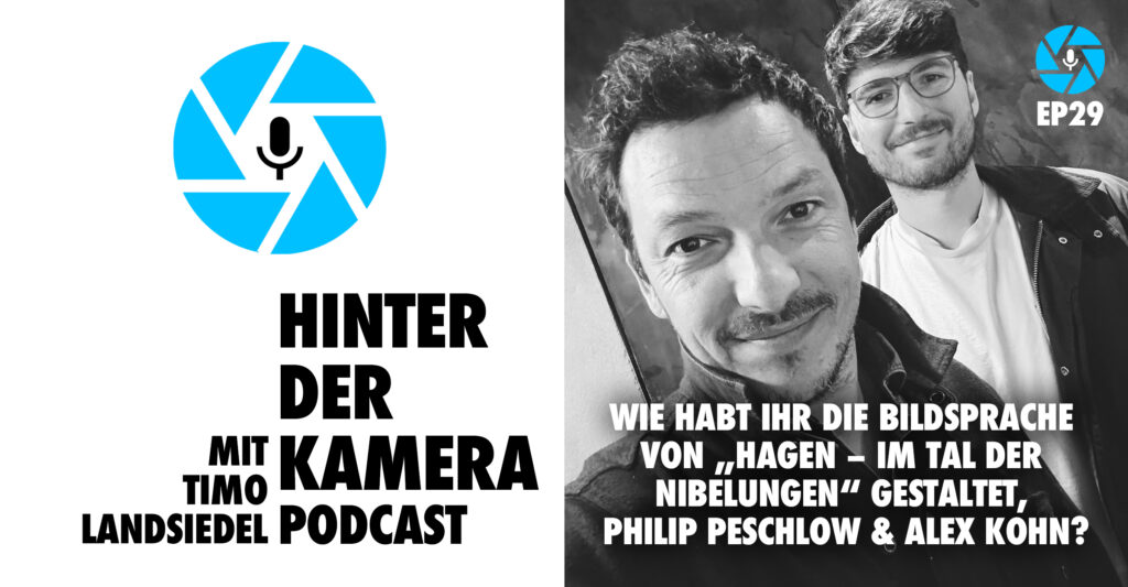 Neben dem Logo des Hinter der Kamera Podcasts, eine hellblaue, stilisierte Kamerablende mit sechs Lamellen in deren Zentrum ein Mikrofon-Piktogramm prangt, sehen wir das kontraststarke, schwarz-weiße Porträt von DoP Philipp Peschlow hinter dessen linker Schulter Camera Operator Alex Kohn steht, beide lächeln in die Kamera. Darunter der Titel dieser Episode 29: Wie habt ihr die Bildsprache von "Hagen – Im Tal der Nibelungen" gestaltet, Philip Peschlow & Alex Kohn? Foto: privat