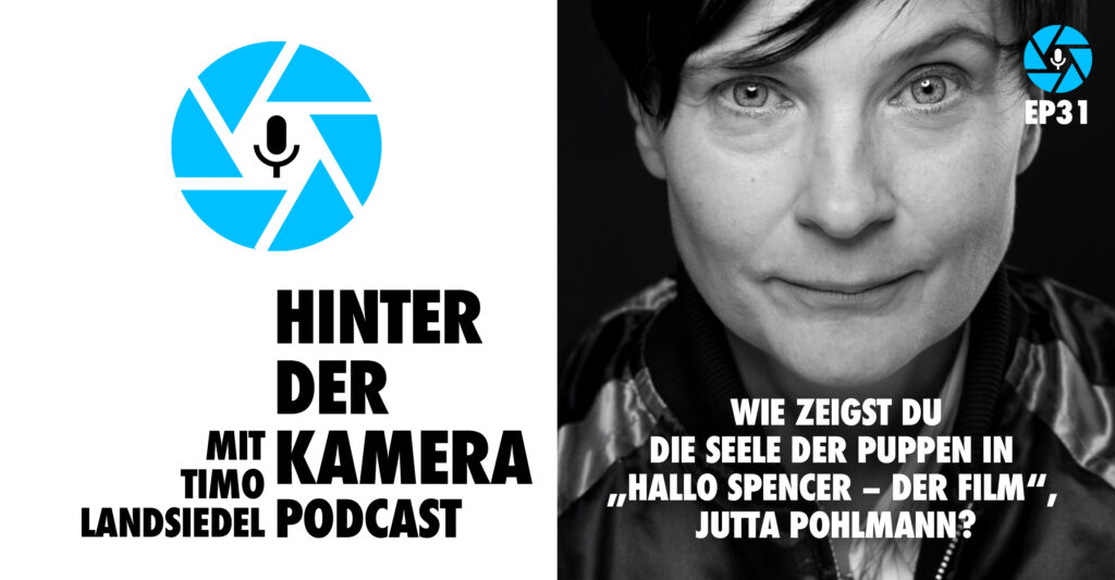 Neben dem Logo des Hinter der Kamera Podcasts, eine hellblaue, stilisierte Kamerablende mit sechs Lamellen in deren Zentrum ein Mikrofon-Piktogramm prangt, sehen wir das kontraststarke, schwarz-weiße Porträt von DoP Jutta Pohlmann, konzentriert, freundlich in die Kamera blickend. Darunter der Titel dieser Episode 31: Wie zeigst Du die Seele der Puppen in "Hallo Spencer – Der Film", Jutta Pohlmann? Foto: privat