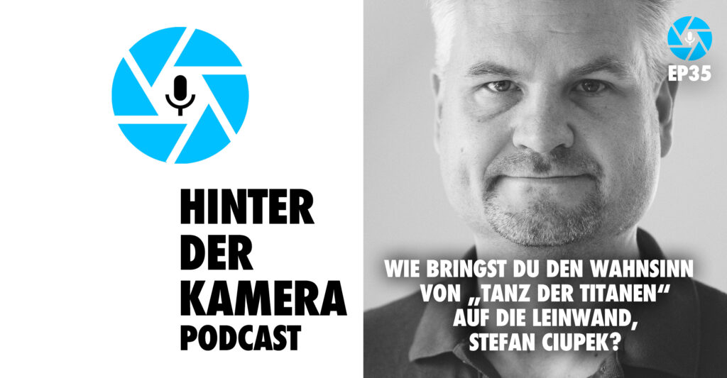 Neben dem Logo des Hinter der Kamera Podcasts, eine hellblaue, stilisierte Kamerablende mit sechs Lamellen in deren Zentrum ein Mikrofon-Piktogramm prangt, sehen wir das schwarz-weiße Porträt von Stefan Ciupek, der freundlich frontal in die Kamera schaut. Darunter der Titel dieser Episode 35: Wie bringst Du den Wahnsinn von "Tanz der Titanen" auf die Leinwand, Stefan Ciupek?
Foto: privat