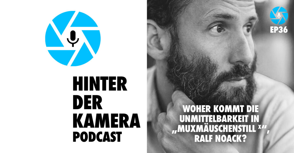 Neben dem Logo des Hinter der Kamera Podcasts, eine hellblaue, stilisierte Kamerablende mit sechs Lamellen in deren Zentrum ein Mikrofon-Piktogramm prangt, sehen wir das schwarz-weiße Porträt von DoP Rald Noackk, der nachdenklich nach rechts aus dem Bild schaut, die linke Hand am bärtigen Kinn. Darunter der Titel dieser Episode 36: Woher kommt die Unmittelbarkeit von "Muxmäuschenstill X", Ralf Noack?
Foto: privat