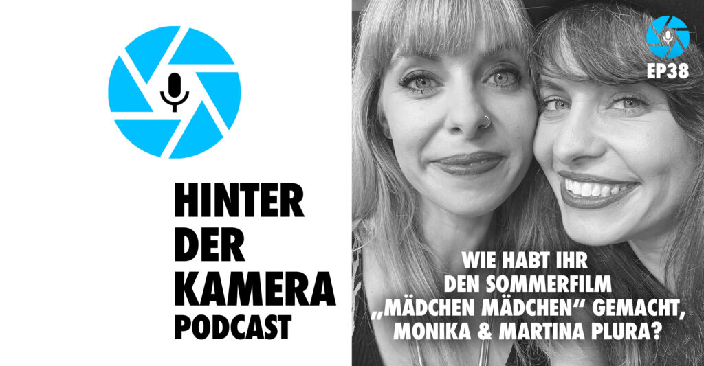 Neben dem Logo des Hinter der Kamera Podcasts, eine hellblaue, stilisierte Kamerablende mit sechs Lamellen in deren Zentrum ein Mikrofon-Piktogramm prangt, sehen wir das schwarz-weiße Porträt von DoP Monika Plura und Regisseurin Martina Plura, die beide glücklich lächelnd in die Kamera blicken. Darunter der Titel dieser Episode 38: Wie habt Ihr den Sommerfilm "Mädchen Mädchen" gemacht, Monika & Martina Plura?
Foto: privat