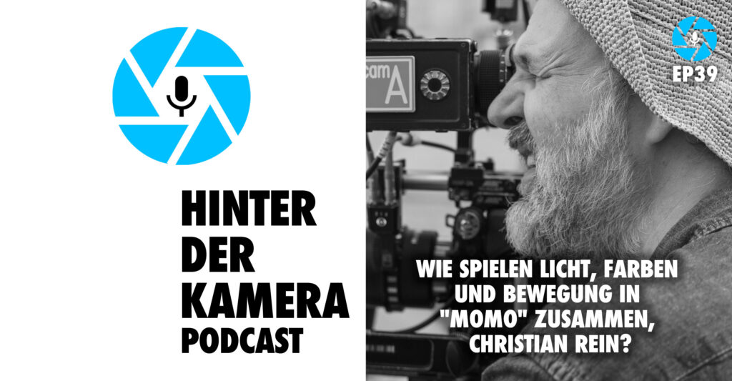 Neben dem Logo des Hinter der Kamera Podcasts, eine hellblaue, stilisierte Kamerablende mit sechs Lamellen in deren Zentrum ein Mikrofon-Piktogramm prangt, sehen wir das schwarz-weiße Porträt von DoP Christian Rein, der im Profil durch das Okular einer Filmkamera schaut. Darunter der Titel dieser Episode 39: Wie spielen Licht, Farben und Bewegung in "Momo" zusammen, Christian Rein?
Foto: Constantin Film Distribution/Rat Pack Filmproduktion/Ivan Sardi
