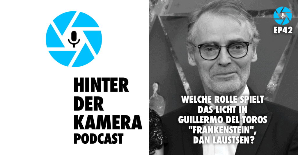 Neben dem Logo des Hinter der Kamera Podcasts, eine hellblaue, stilisierte Kamerablende mit sechs Lamellen in deren Zentrum ein Mikrofon-Piktogramm prangt, sehen wir das schwarz-weiße Porträt von DoP Dan Laustsen auf dem roten Teppich der Oscars, der im Smoking verschmitzt in die Kamera lächelt. Darunter der Titel dieser Episode 40: Welche Rolle spielt das Licht in Guillermo del Toros "Frankenstein", Dan Laustsen?
Foto: UPI/Alamy Stock Photo