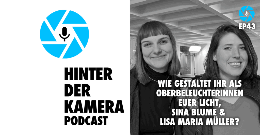 Neben dem Logo des Hinter der Kamera Podcasts, eine hellblaue, stilisierte Kamerablende mit sechs Lamellen in deren Zentrum ein Mikrofon-Piktogramm prangt, sehen wir das schwarz-weiße Porträt von Sina Blume, links uund Lisa Maria Müller, rechts, die beide in die kamera lkächeln. Darunter der Titel dieser Episode 43: Wie gestaltet Ihr als Oberbeleuchterinnen das Licht, Lisa Maria Müller und Sina Blume?
Foto: Timo Landsiedel